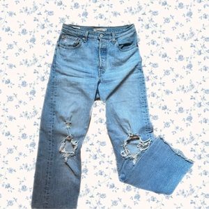 Levi’s RIBCAGE Distressed Light Wash Full length Jeans size: 28